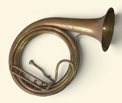 un instrument à vent en laiton posé sur une surface blanche