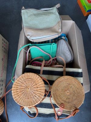 Plusieurs sacs en osier sont empilés les uns sur les autres sur une table