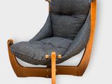 une image représentant une chaise avec un cadre en bois