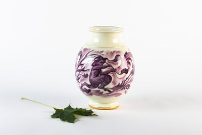 un petit vase orné d'une fleur violette