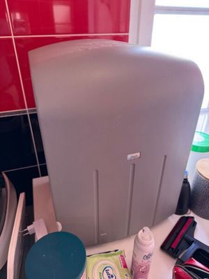 des toilettes sur lesquelles est posé un rouleau de papier toilette