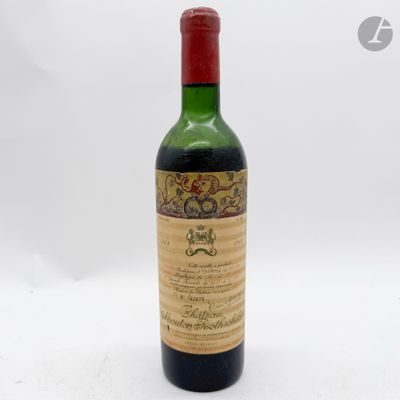 une vieille bouteille de vin posée sur une surface blanche