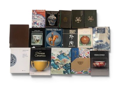 un grand nombre de livres empilés les uns sur les autres