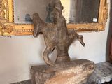 une statue de cheval posée sur une table