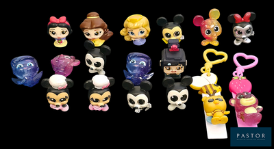 de nombreuses figurines Disney exposées
