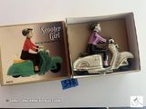 deux figurines représentant une femme au guidon d'un scooter