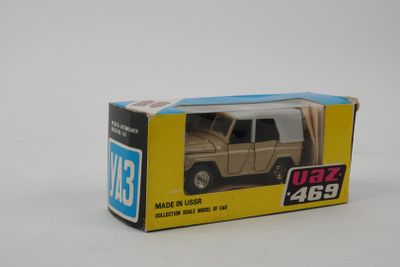 une boîte contenant une petite voiture, posée sur une surface blanche
