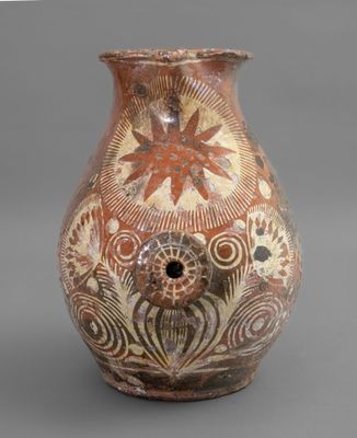 une image représentant un vase orné de motifs sur un fond gris