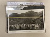 une image représentant une photo en noir et blanc d'une ville de montagne
