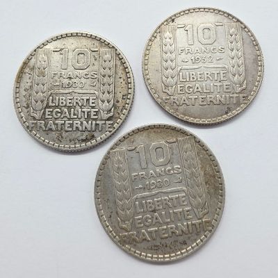 trois pièces d'argent sur lesquelles figurent les noms de différents pays