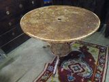une table en osier posée sur un tapis dans un coin de la pièce