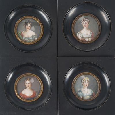 quatre portraits miniatures de femmes dans des cadres noirs aux bordures dorées
