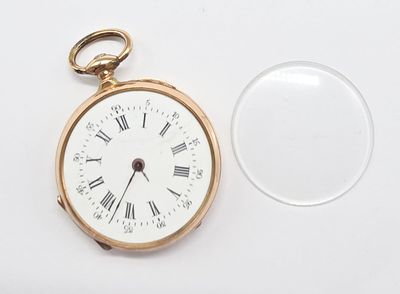 une montre de poche en or avec des chiffres romains