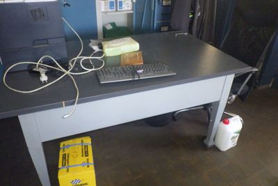un bureau d'ordinateur sur lequel se trouvent un clavier et une souris