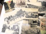 beaucoup de vieilles photos sur la table