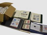 une boîte contenant beaucoup de livres