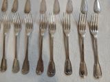 beaucoup de fourchettes et de cuillères sur la table