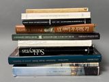 plusieurs livres sont empilés sur une table