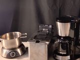 une photo d'un plan de travail de cuisine avec une cafetière et un mixeur