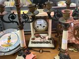 une table sur laquelle se trouvent de nombreux objets différents