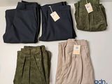 cinq paires de pantalons pour homme, avec leurs étiquettes encore attachées