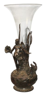 un vase en verre surmonté d'une statuette