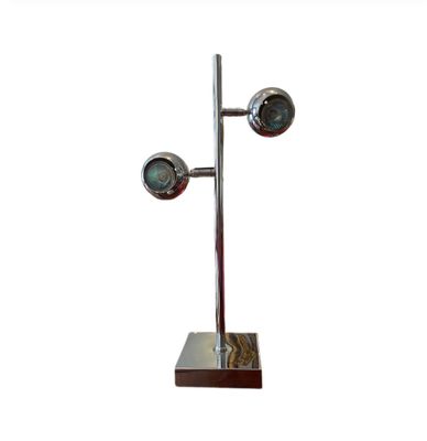 une lampe posée sur un pied, sur un fond blanc