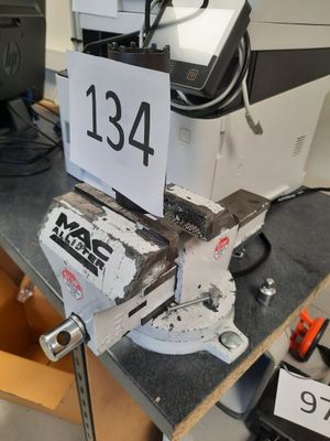 une machine posée sur une table