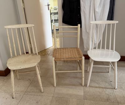 Paire de chaises en bois laqué blanc et une chaise à assise …