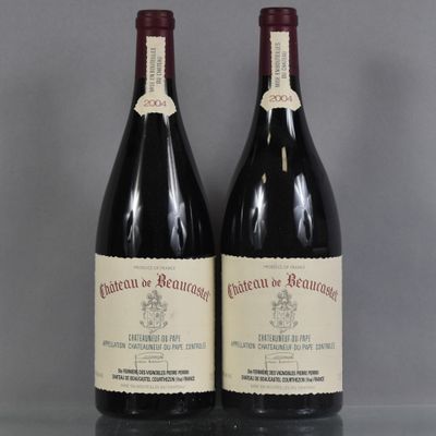 deux bouteilles de vin rouge posées sur une table en verre