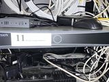 un rack de fils et de câbles dans un serveur