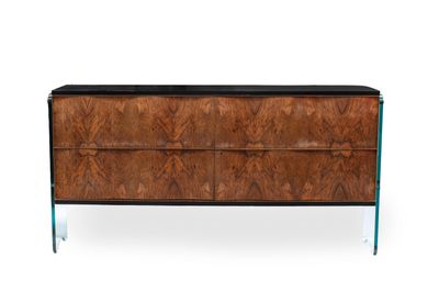 une photo d'une commode en bois avec un plateau en verre