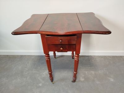 une petite table en bois avec un tiroir