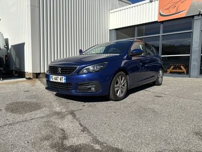 une voiture bleue garée devant un bâtiment