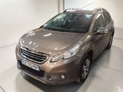 La voiture grise est garée dans le garage de l'immeuble.