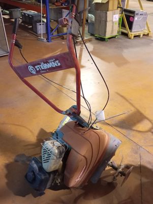 a small machine that is sitting on the floor
