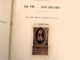 un livre ouvert sur lequel figure la photo d'un homme