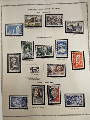 une image représentant une photo d'une collection de timbres accrochée au mur