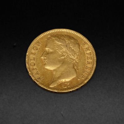 gros plan d'une pièce d'or sur une surface noire