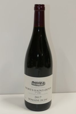 une bouteille de vin posée sur une table