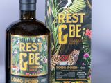 une bouteille d'alcool posée à côté d'une boîte