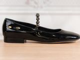 chaussures en cuir noir pour femme, avec une chaîne au talon