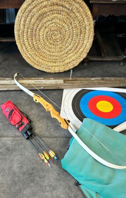 Un ensemble de tir à l'arc avec flèches, cible, protections …
