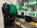 une pièce où les étagères sont remplies de vêtements et de sacs