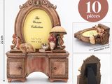 une photo d'une table sur laquelle se trouvent un miroir et un cadre photo