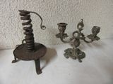 deux bougies posées sur une table