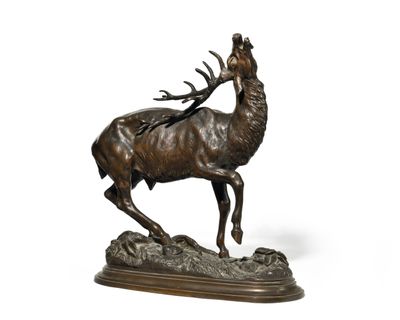 une image représentant une statue en bronze d'un cerf posé sur un rocher