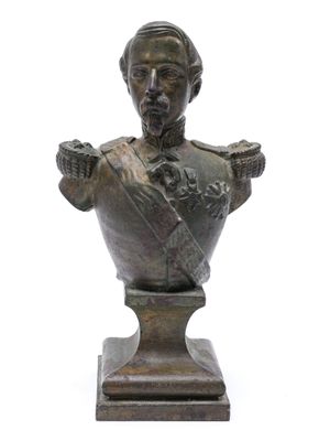 statue représentant le buste d'un homme tenant un couteau dans la main droite