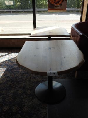 une table placée devant une fenêtre