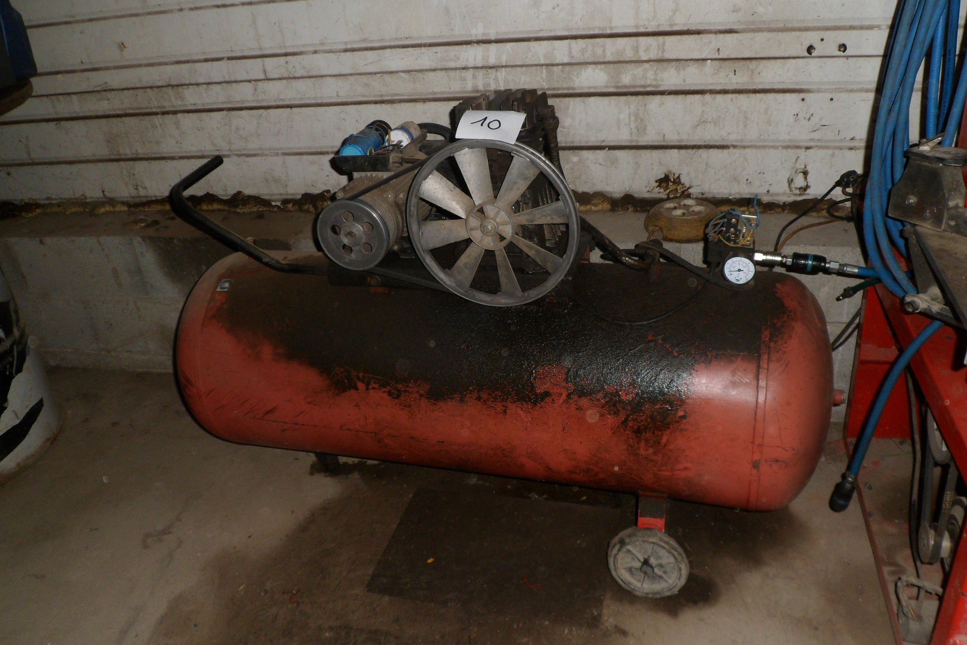 1 Compresseur 200 L à piston sans marque apparente